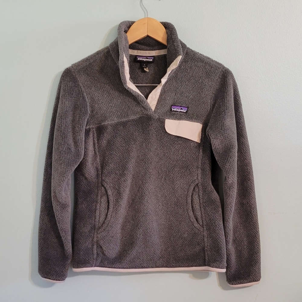 Patagonia Snap-T Fleece Gray pullover with crème accents.